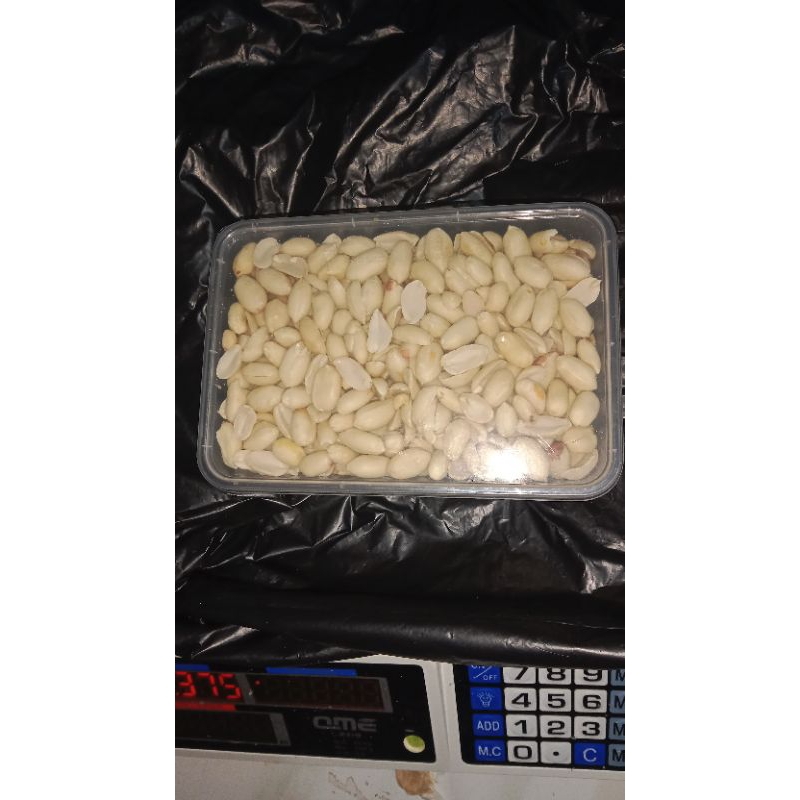 

Kacang Tanah Kupas UK Jumbo 25/29 packing mika tebal 1kg