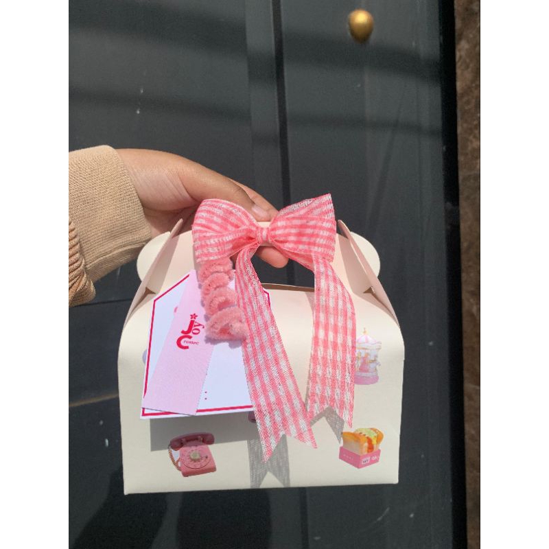 

GABLE BOX, GIFT BOX IVORY BIRTHDAY, GRADUATION. SIZE 16 x 11 x 9 (PINK, GREEN, YELLOW, BLACK, BLUE, DARK BLUE, RED, PURPLE)