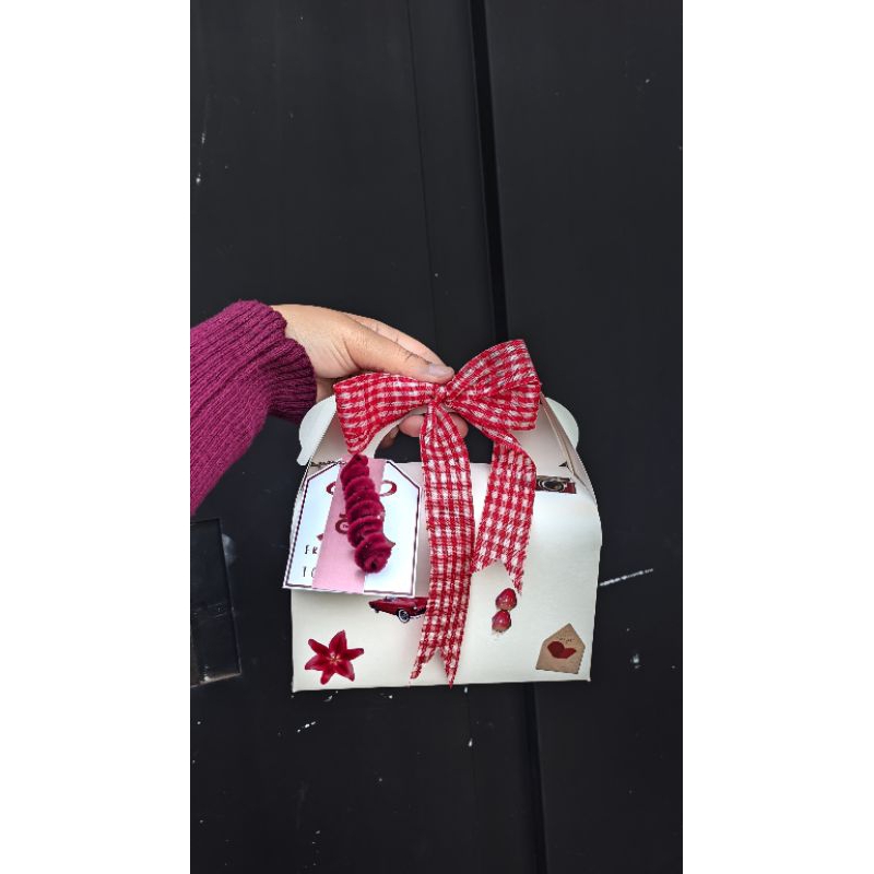 

GABLE BOX, GIFT BOX BIRYHDAY, SEMPOR, ETC. SIZE L : 22 x 11 x 11cm.