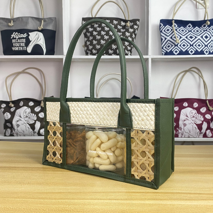 

Tas Parcel Mika Untuk 3 Toples Silinder Keranjang Hampers Kombinasi Anyaman Pandan Anyam Bambu