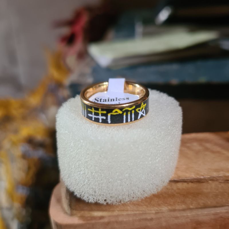 Cincin titanium pria rajah sulaiman ukir gold & putih