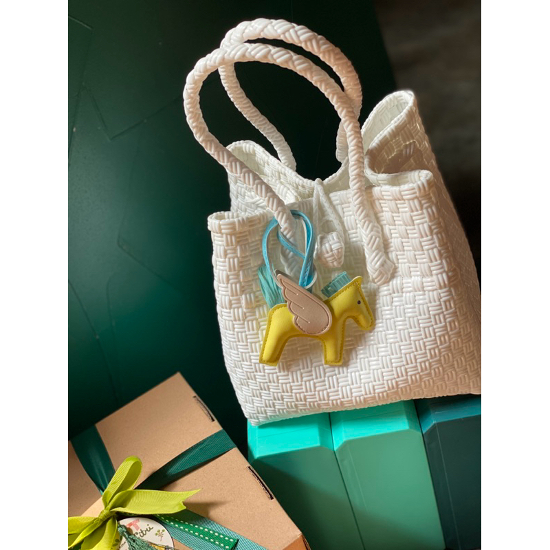HAMPERS LEBARAN - Tas anyaman plastik dengan bag charm - bingkisan lebaran- bingkisan Ramadan- white