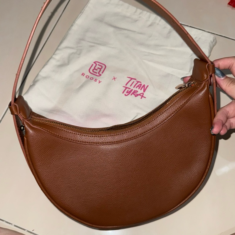 Preloved roosy x titan tyra crescent bag in biscuit