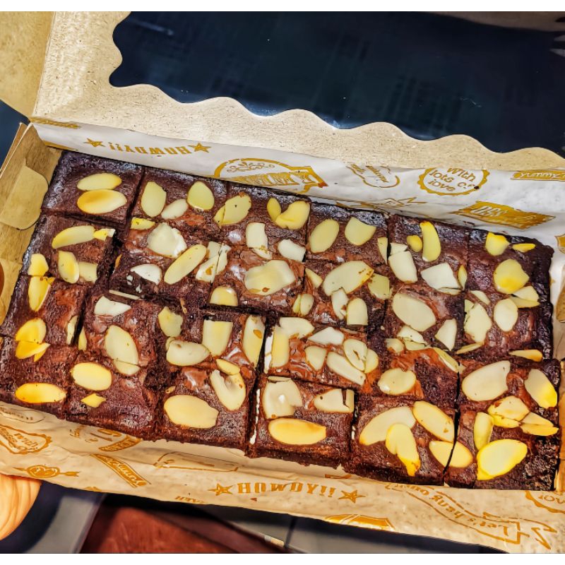 

Fudgy Brownies Almond by Broniez