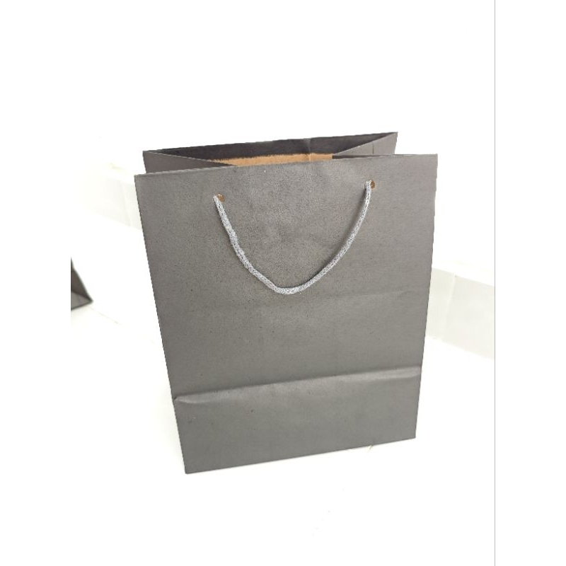 

paperbag R5 hitam polos (18x13x22) Per Lusin