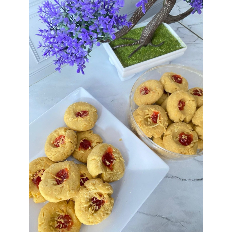 

kue kering lebaran Thump Strawberry Cookies lebaran 2025