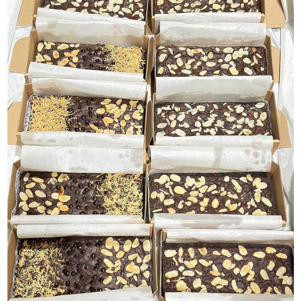 

BROWNIES ALMOND COKLAT PEKAT 22/24 PENAMBAH MOOD MANISNYA PAS, COKLATNYA MELIMPAH, NAGIH BANGET!!!