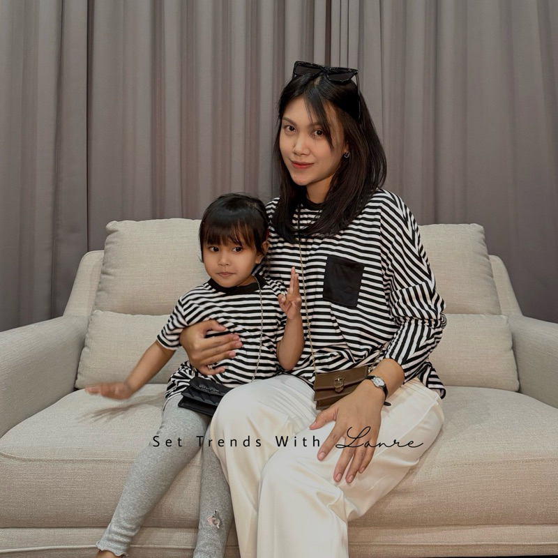 Nanu Couple Ibu Dan Anak Bahan Kaos Babyterry Motif Strip Blus Model Batwing