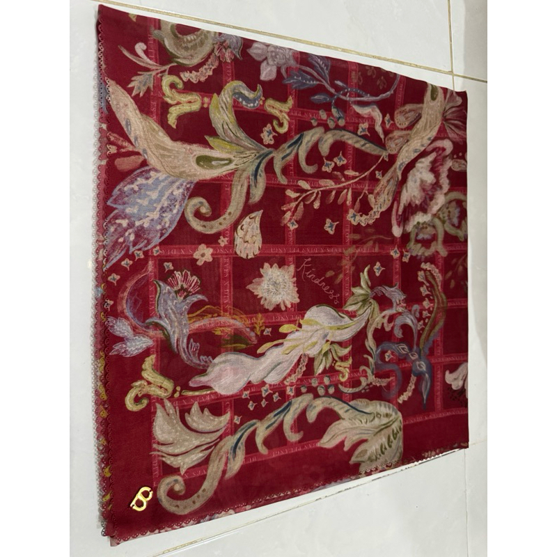 Buttonscarves autograph cerise PL VGC
