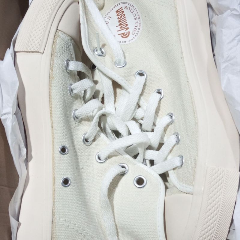 Sepatu Johnson warna putih unisex