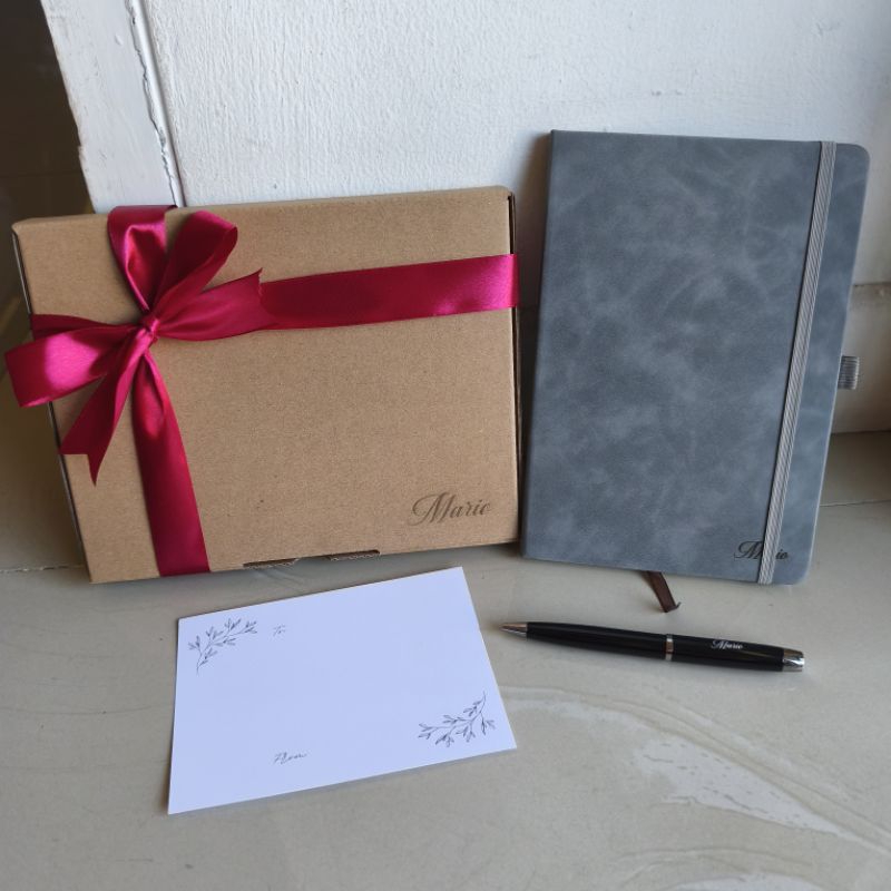 

[BISA CUSTOM] Hampers Set Pocket NotCustom Ukuran A5 & Pulpen Custom/ Set Hampers Gift Buku Pulpen