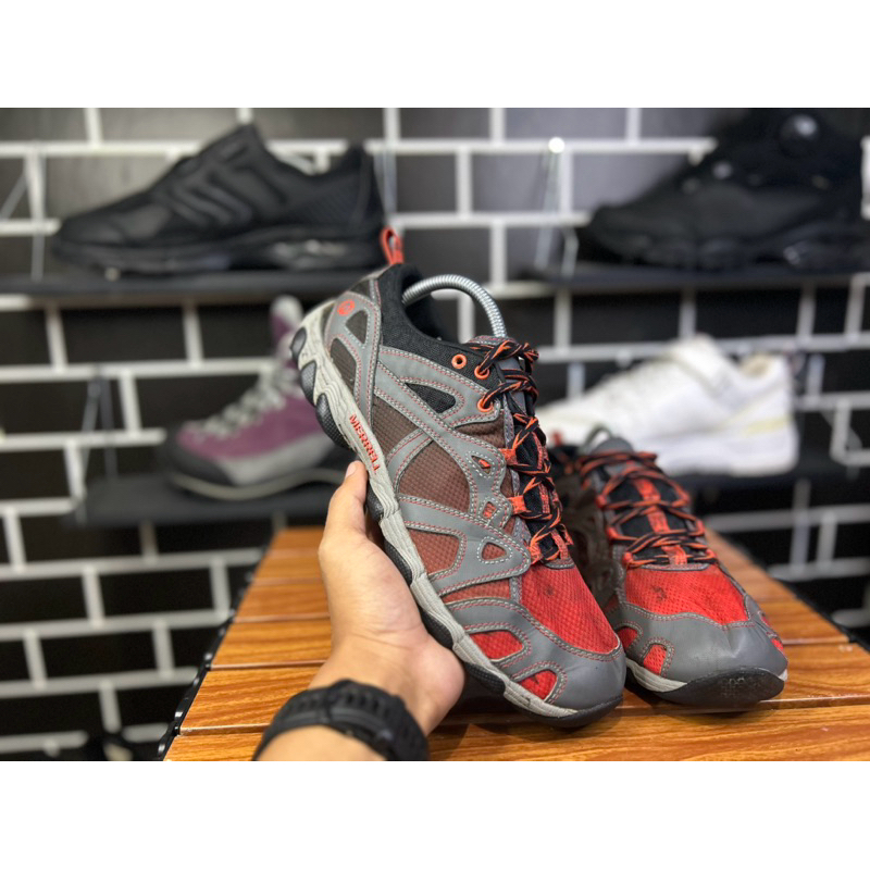 sepatu runing size 43 Merrell