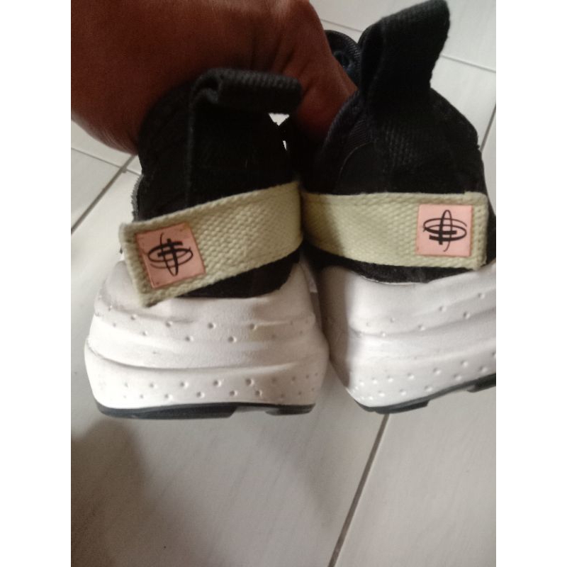 sepatu running 40 huarace second