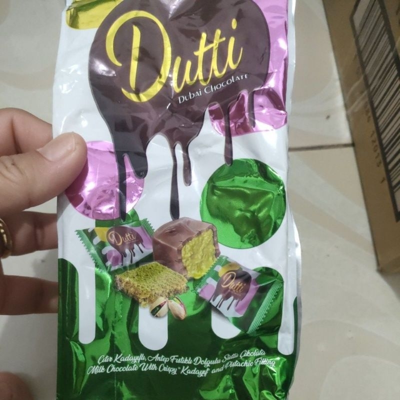 

Dubai coklat dengan full pistachio dan kunefe