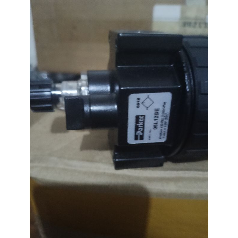 

Parker 06L12BE Series 06L Prep-Air II Zinc Compact Mist Lubricator with Fill Plug, Polycarbonate Bowl/Metal Guard/No Drain, 1/4" NPT Port Size