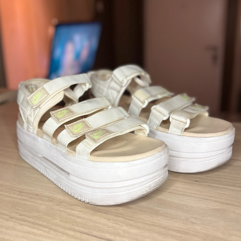 Nike Women Icon Classic SE (sandal platform) Size 39