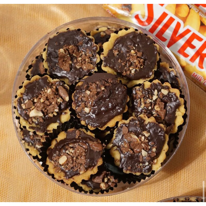 

KUE LEBARAN VIRAL DI JAMIN ENAK PIE RASA SILVERQUEEN CEMILAN VIRAL COKLAT VIRAL