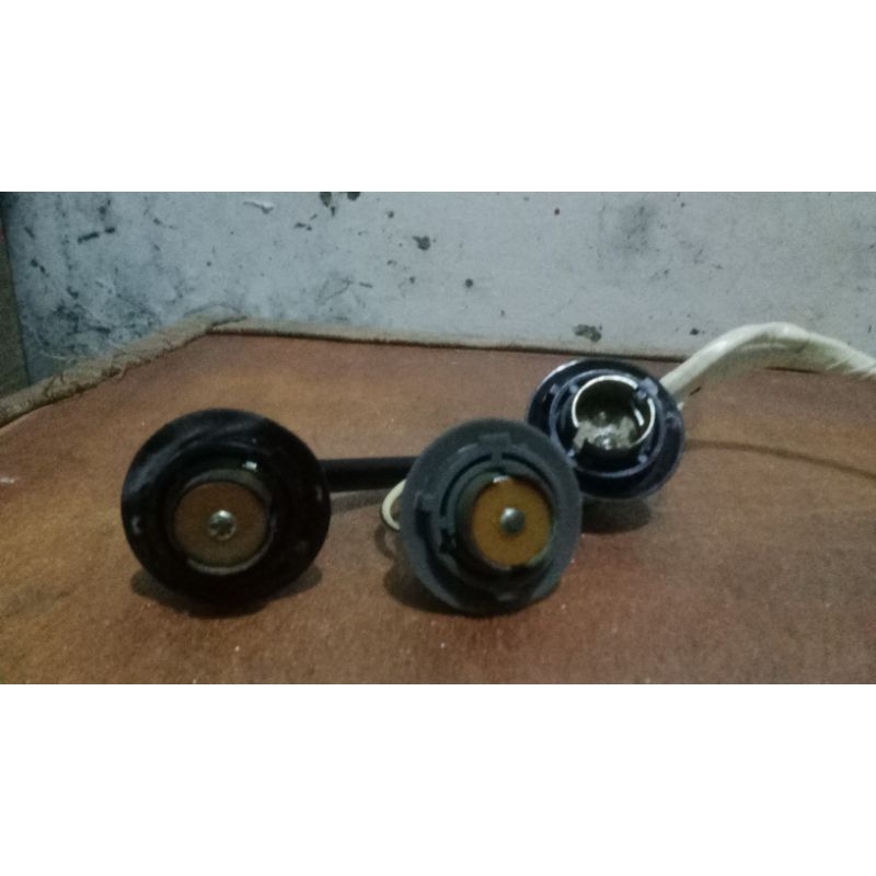 soket fitting lampu rem & sein belakang Toyota Innova Grand original