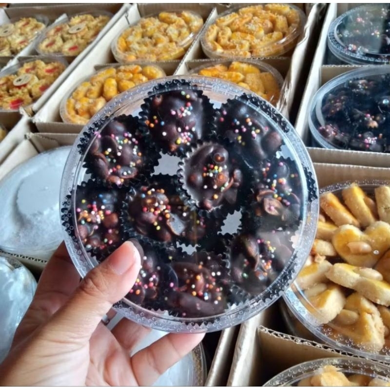 

Kue coklat Miniball Sprinkle size 250 ml