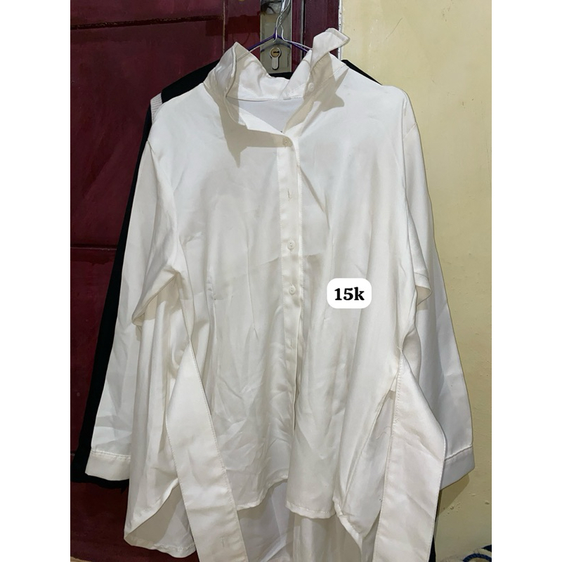 blouse, levis putih