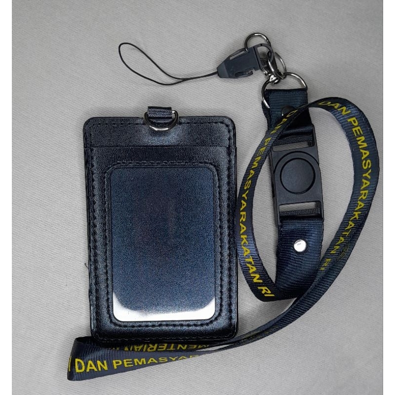 

tali id card dan case/tempat id semi kulit logo KEMENTERIAN IMIGRASI DAN PEMASYARAKATAN/KEMENIMIPAS