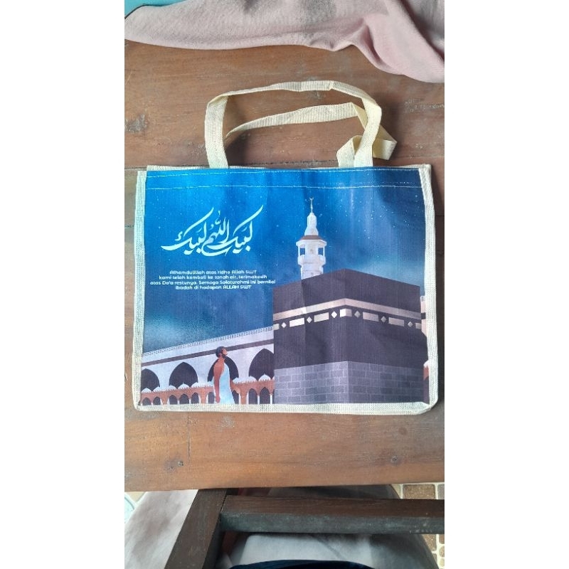 

TAS SOUVENIR HAJI DAN UMROH GAMBAR KA'BAH - TAS OLEH OLEH HAJI DAN UMROH MURAH