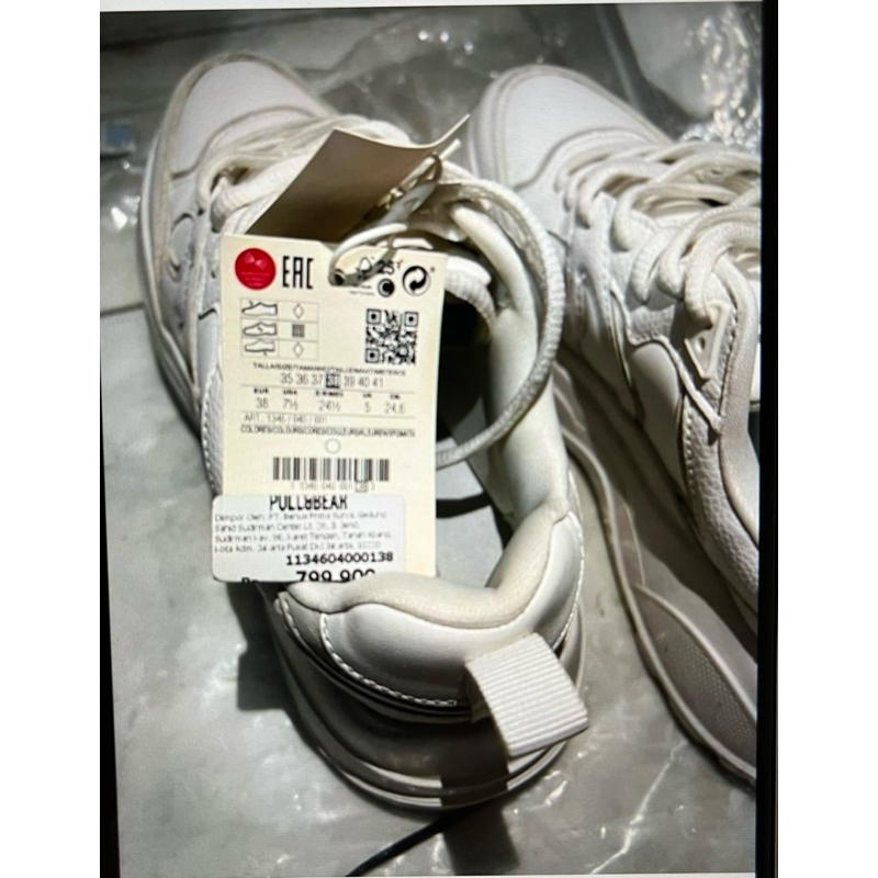 sepatu kets sneakers wanita pull and bear preloved