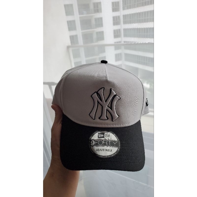 Topi Yankees merk New Era warna hitam putih
