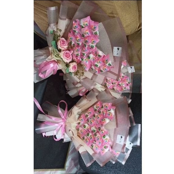 

Buket Snack Permen Yupi Kis Bentuk Love