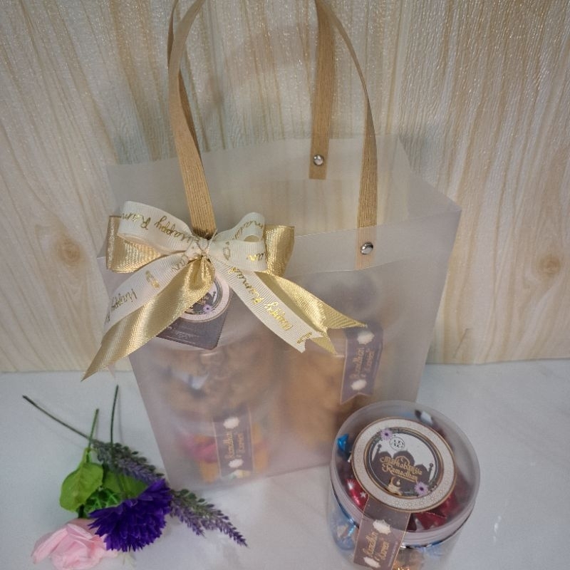 

Balikpapan Hampers/Parcel/Bingkisan Ramadan dan Lebaran Tas Doff Mika Handle Kayu isi 3-Jar