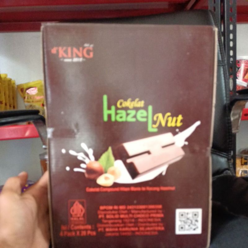 

DKing Cokelat Hazelnut 1 BOX isi 4 Pack Cokelat isi Kacang Huzelnut