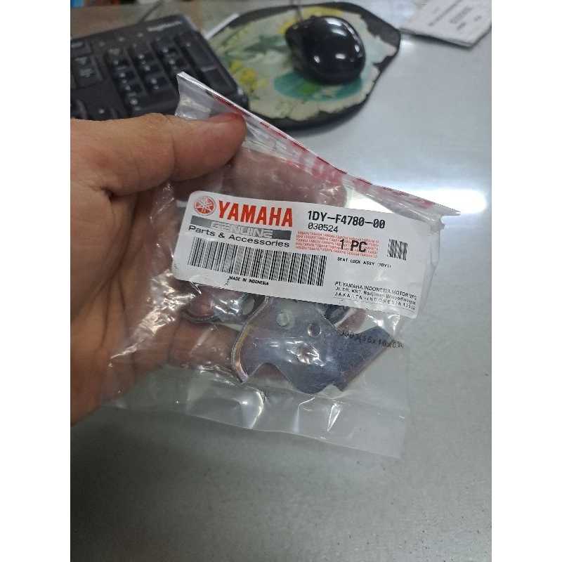 SEAT LOCK PENGUNCI JOK JUPITER Z1 1DY-F4780-00