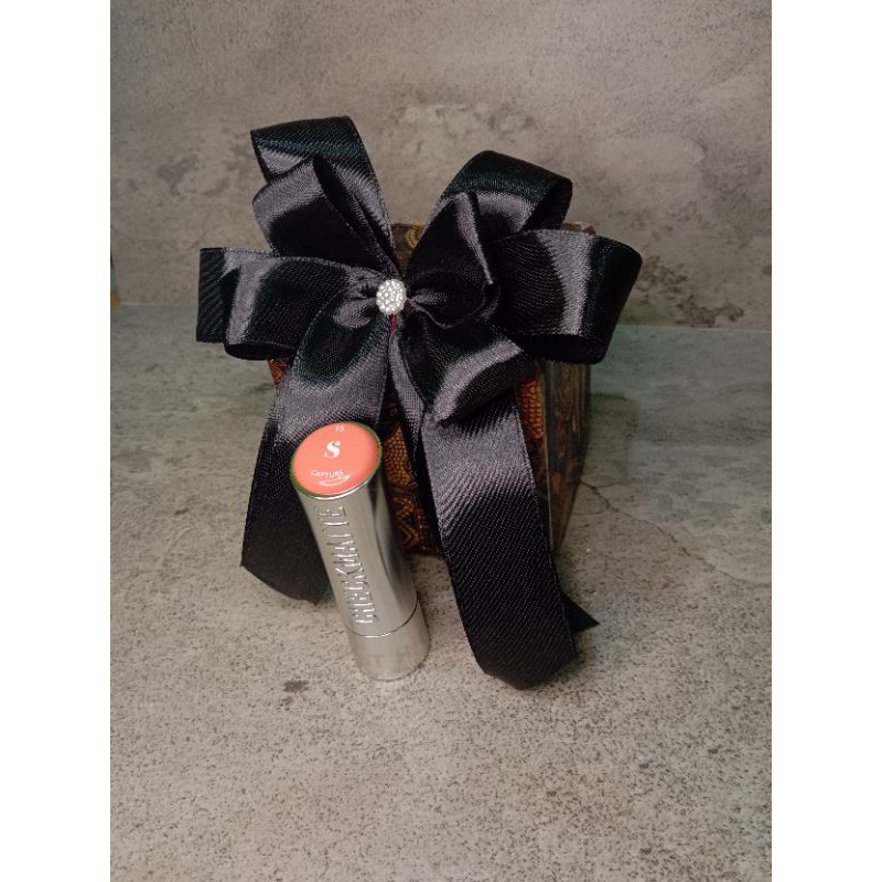 

Pita jadi/ pita souvenir/ pita kado/ pita tempel/ pita mutiara/ pita peniti/ pita hampers lahiran, ulang tahun, idul Fitri, lebaran berwarna hitam