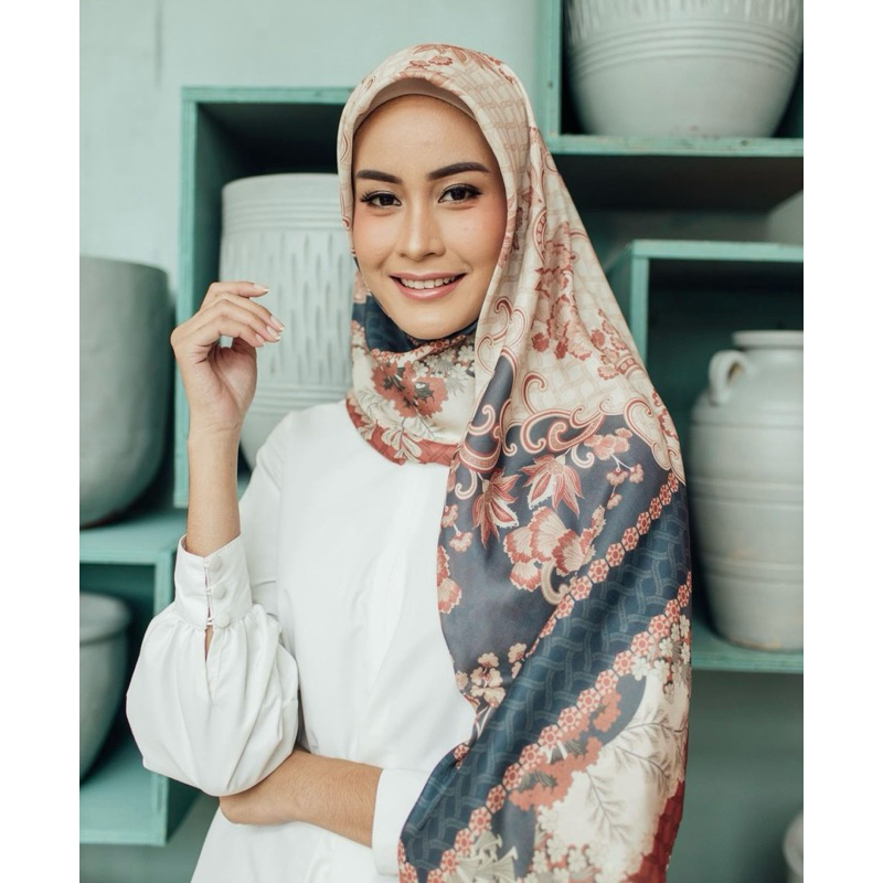 Bunaken Scarf Wearing Klamby