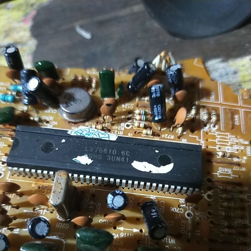 IC LV76610 6C masih nempel PCB