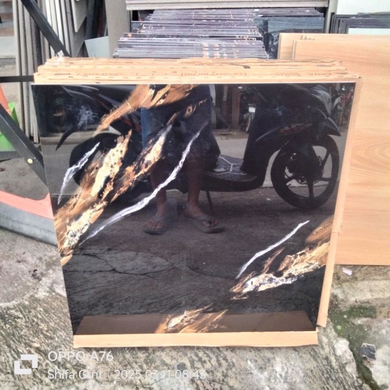 Granit lantai 60x60.Devany Black Gold/Arna Local