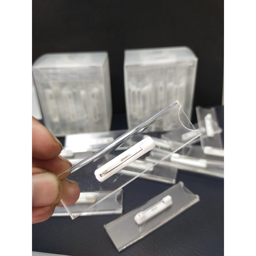 

HenJO Name Tag Dada Akrilik 7 x 2 (1 Box isi 30 Pcs)/ Name Tag Peniti/Name Tag Kantor/ Name Tag