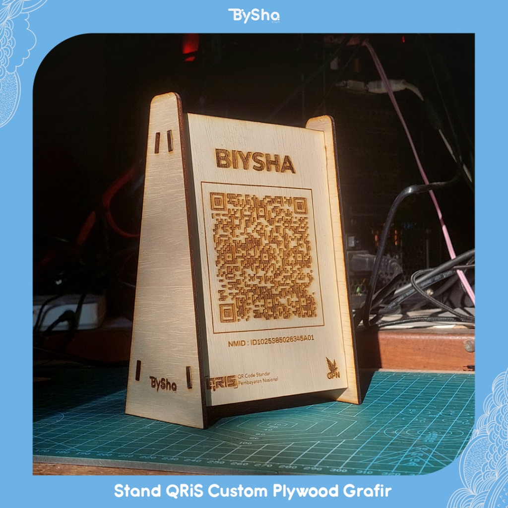 

Stand QRiS Bahan Plywood Grafir Bisa Custom Logo & QRiS
