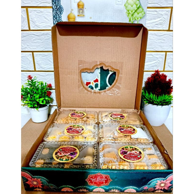 

KUE KERING SARI HARUM DIAMOND ISI 6 TOPLES HAMPERS PAKET PARSEL KUE KERING LEBARAN IDUL FITRI