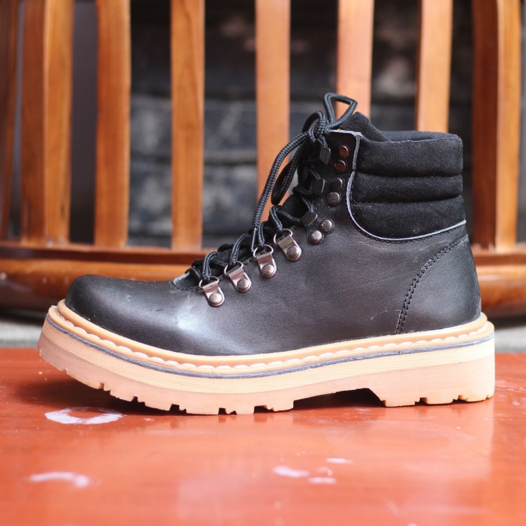 Boots Cowboy Safety Kulit Pria Tren 2025 Cute Elegan Ujung besi Casual Hiking Touring Boots Gaya