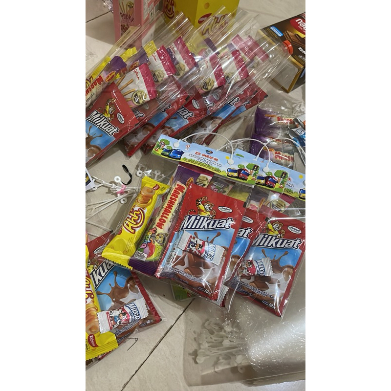 

Snack Lebaran / snack ulang tahun / snack khitanan / snack natal