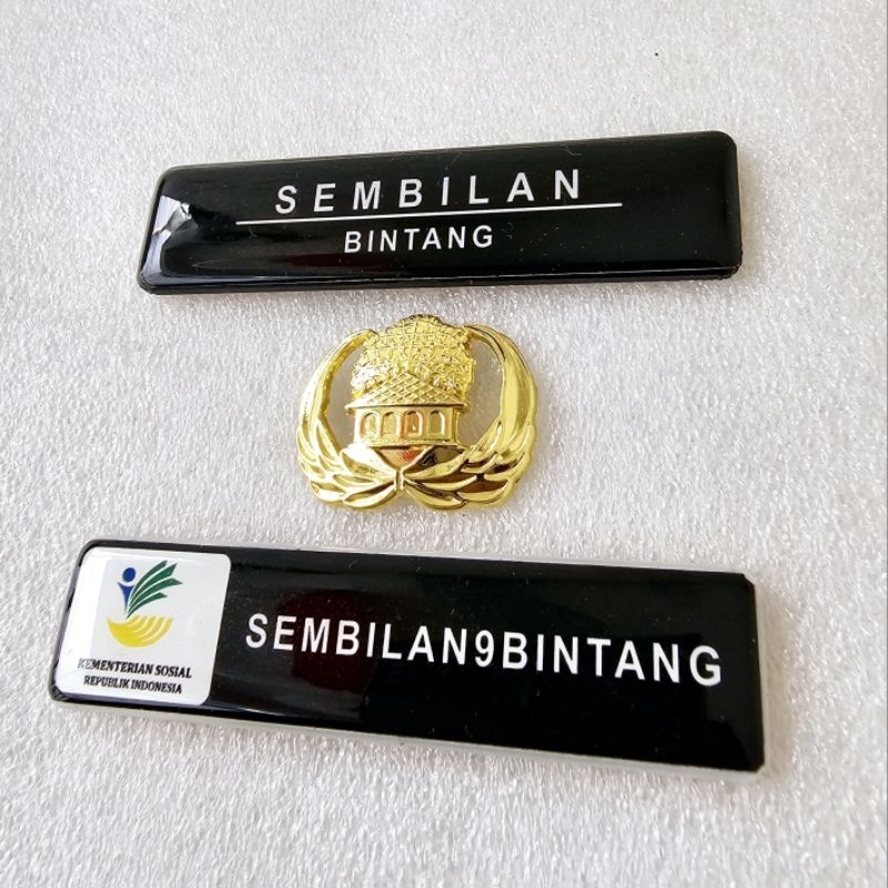 

Papan Nama Dada Akrilik Stiker Lapisan Coating Resin Plus Pin Korpri Kuningan