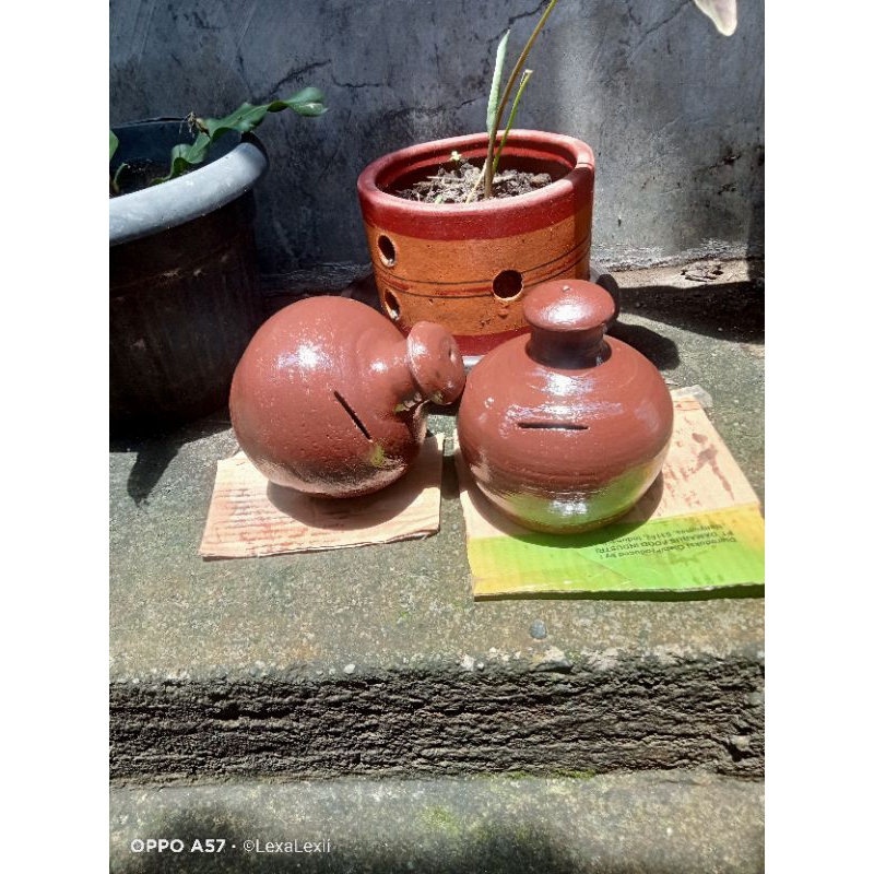 celengan tanah liat, celengan klasik bentuk kendi . sudah dicat coklat tua glossy