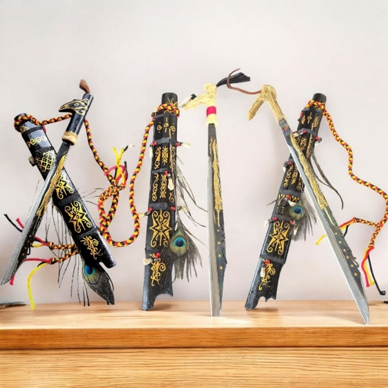 Mandau Hias Dayak Hitam 65 cm – Ukiran Naga Timbul, Dekorasi Etnik Kalimantan