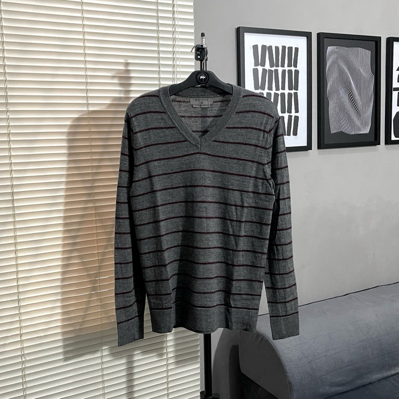 Giordano v-neck knit sweater - Second preloved