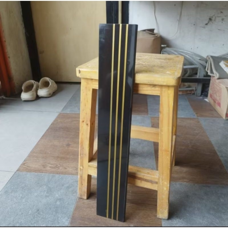 Stepnosing list plint granit hitam gold 10x60