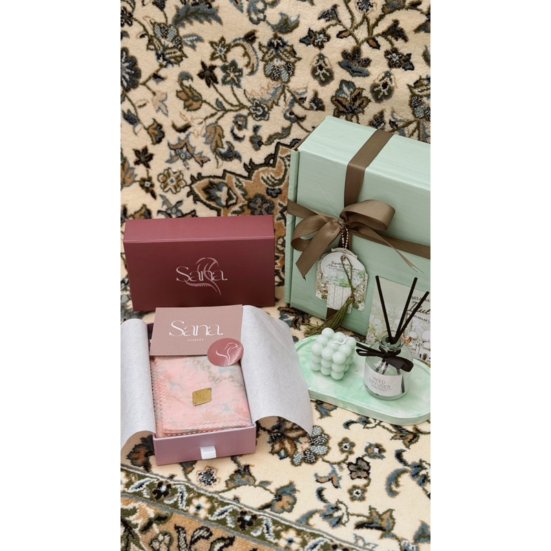 

Sana Hampers Lebaran gift set jilbab segiempat