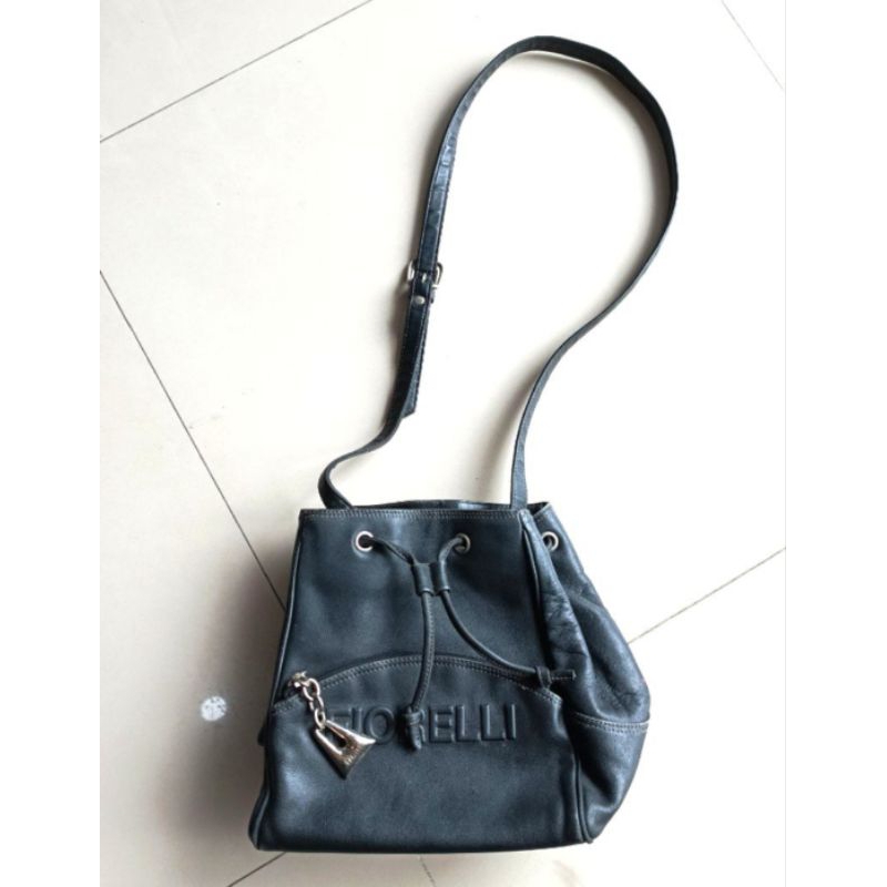 Tas Bucket Shoulder Drawstring Bag Wanita Genuine Ori Fiorelli hitam