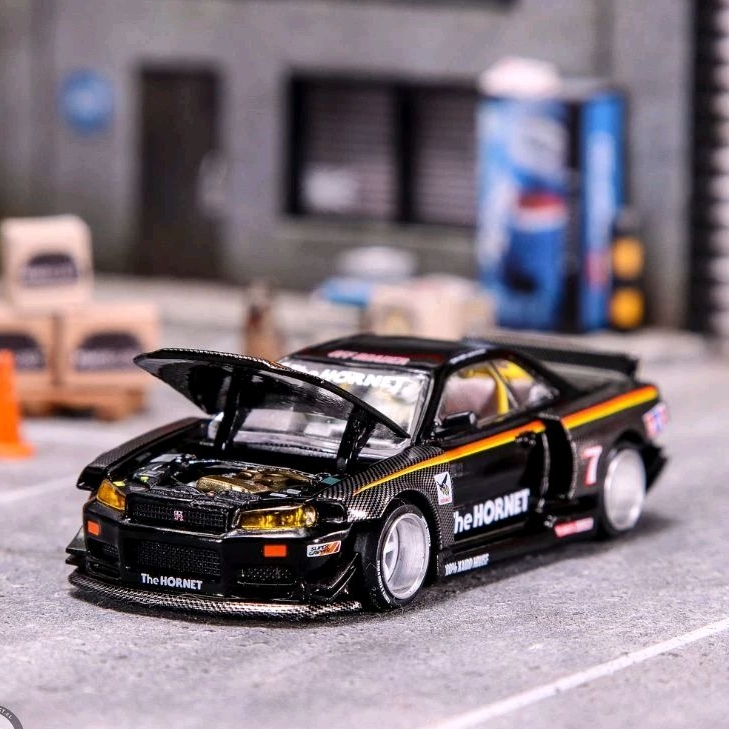 NEW Mini GT x Kaido House KHMG093 Nissan Skyline GT-R (R34) TAMIYA x KAIDO HOUSE "The Hornet" CHASE 