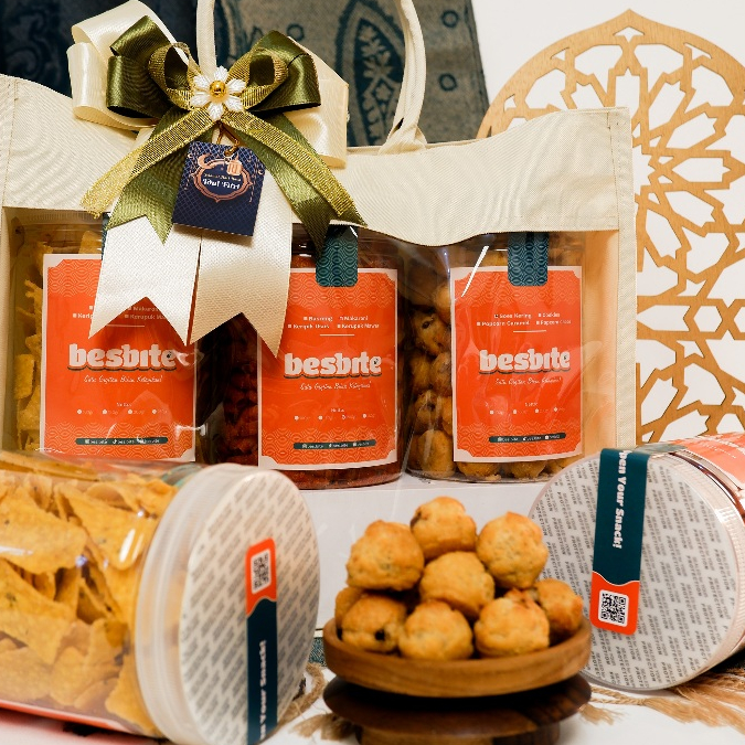 

Hampers Lebaran - Bingkisan Lebaran - Hampers Snack Pedas Asin